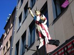 статуя свободы на фасаде здания