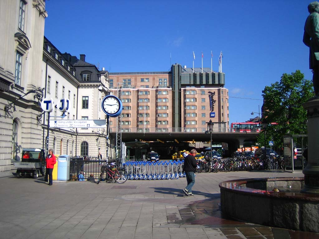 У железнодорожного вокзала Стокгольма